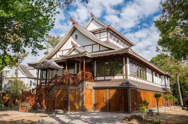 Rumah dengan Atap Bentuk Pagoda